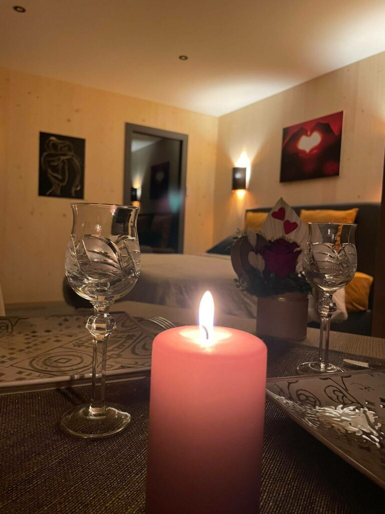 repas en amoureux dans un chalet