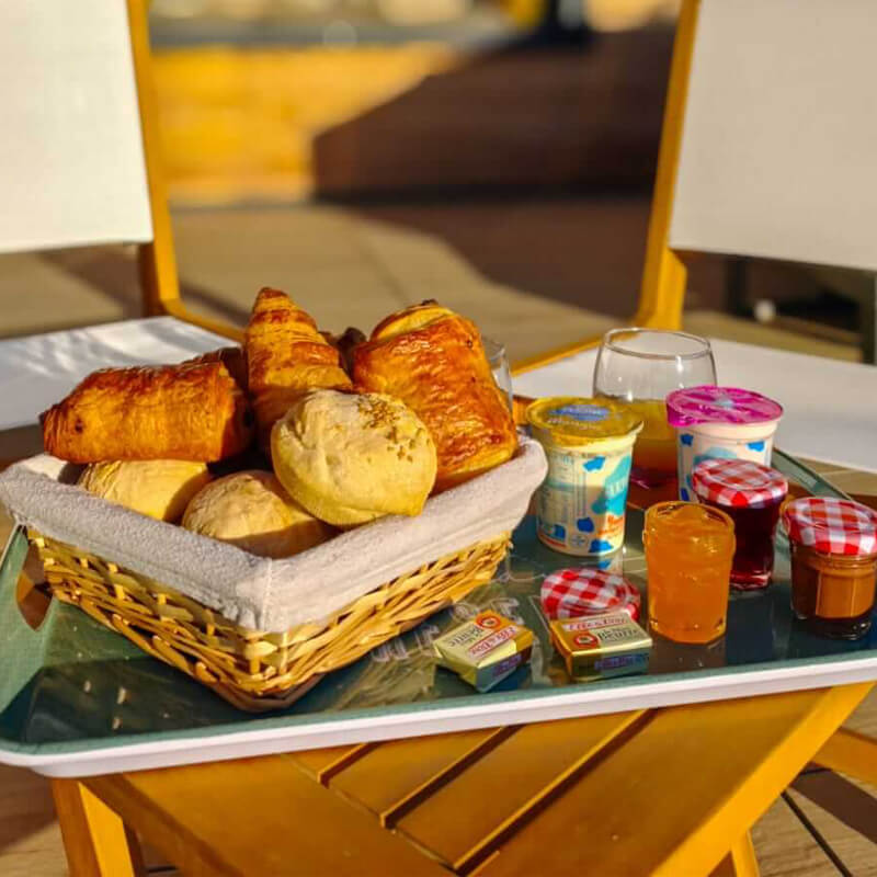 Hébergement insolite et romantique Nuit Divine à Chapelle d'Huin dans le Doubs - Formule Petit-Déjeuner